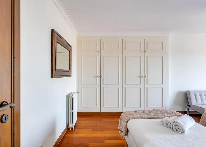 Grande Com Piscina Privada | Villa *