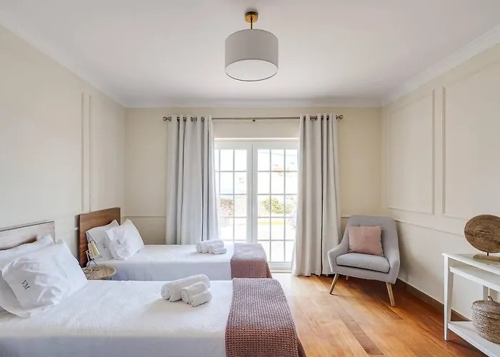 Grande Com Piscina Privada | Villa