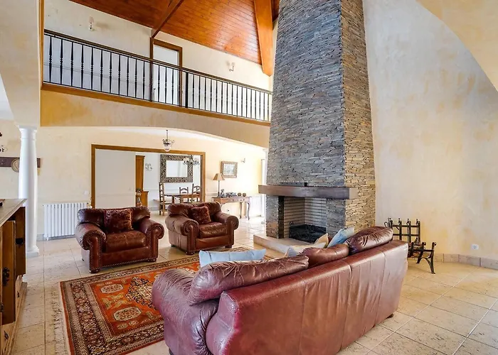 Grande Com Piscina Privada | Villa