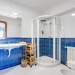 Grande Com Piscina Privada | Vila