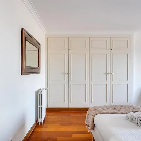 Grande Com Piscina Privada | Villa *