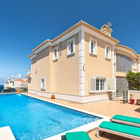 Villa Grande Com Piscina Privada | *