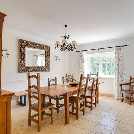 Grande Com Piscina Privada |