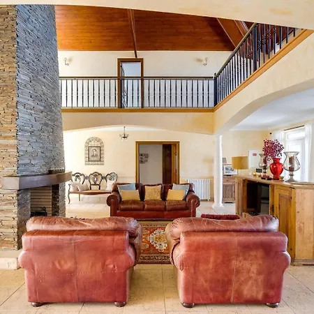 Grande Com Piscina Privada |